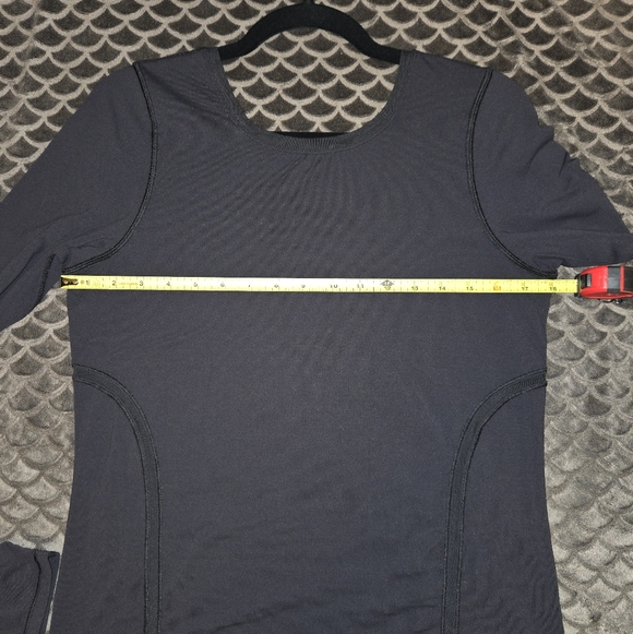 G359. Lululemon Low Back Long Sleeve Top with Mesh Detail - Size 8/10? - Picture 6 of 7